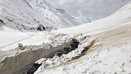 Un convoi de voitures se fraye un passage sur une route r&eacute;cemment denneig&eacute;e pr&egrave;s de Zojila (Inde), le 25 avril 2012. (FAYAZ KABLI / REUTERS)