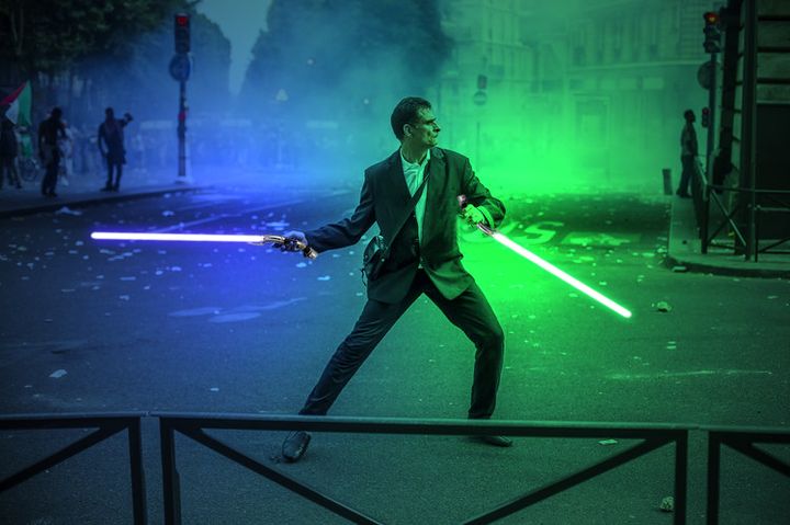 D&eacute;tournement fa&ccedil;on "Star Wars" d'une photo du photoreporter Laurent Troud&eacute;, pour "Lib&eacute;ration",&nbsp;prise samedi 19 juillet 2014, &agrave; Paris. (REDDIT / FRANCETV INFO)