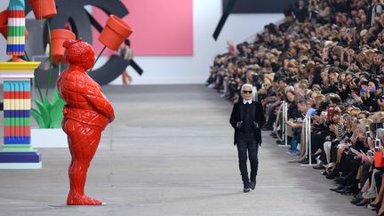 Karl Lagerfeld au final du show Chanel printemps-été 2014, dans une galerie d'art reconstituée
 (GettyImages)