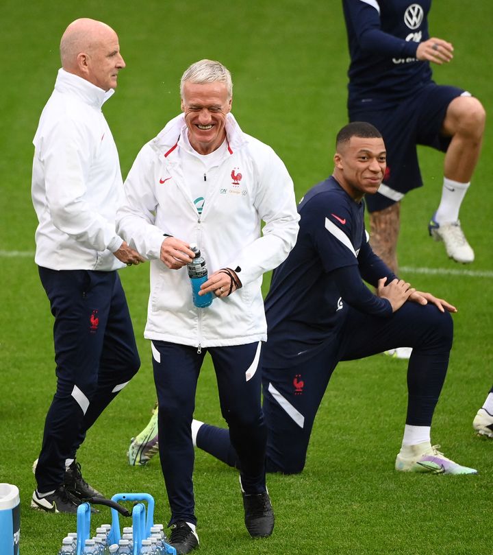 Kylian Mbappé à l'entraînement avec Didier Deschamps au stade Pierre-Mauroy, le 28 mars (FRANCK FIFE / AFP)