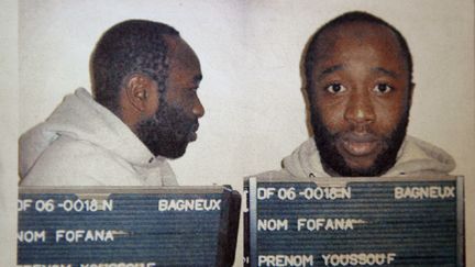 Youssouf Fofana, leader de l'autoproclamé "gang des barbares", après son arrestation par la police ivoirienne, le 23 février 2006 à Abidjan (Côte-d'Ivoire). (TRAVERS ERIC / SIPA)