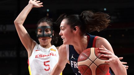 La Française&nbsp;Sarah Michel, ballon en main, face à l'Espagnole&nbsp;Cristina Ouvina en quart de finale des Jeux olympiques, le 4 août 2021. (ARIS MESSINIS / AFP)