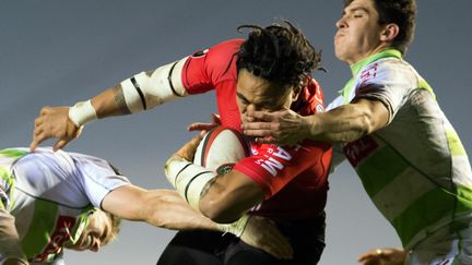 Ma'a Nonu plaqué par les Palois Colin Slade et Thibault Daubagna (BERTRAND LANGLOIS / AFP)