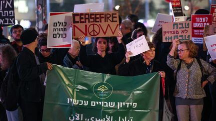 Des manifestants israéliens réclament un cessez-le-feu près du ministère de la Défense à Tel-Aviv, le 5 décembre 2023. (AHMAD GHARABLI / AFP)