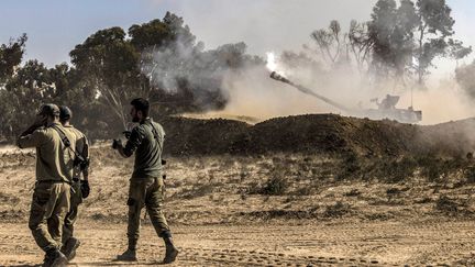 Des soldats de l'armée israélienne positionnés près de la frontière avec la bande de Gaza, dans le sud d'Israël, le 6 novembre 2023. (MENAHEM KAHANA / AFP)