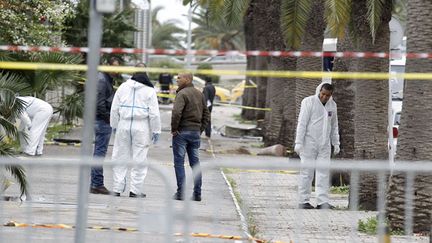 &nbsp; (La police scientifique tunisienne à la recherche d'indices sur les lieux de l'explosion d'un bus de la garde présidentielle, dans le centre de Tunis. © REUTERS/Zoubeir Souissi)