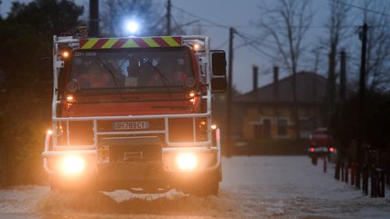 Des pompiers sur une route inondée de Peyrehorade (Landes), vendredi 13 décembre 2019. (GAIZKA IROZ / AFP)