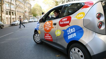 Une voiture Autolib' &agrave; Paris, le 2 octobre 2011. (ROMAIN CHAMPALAUNE / AFP)