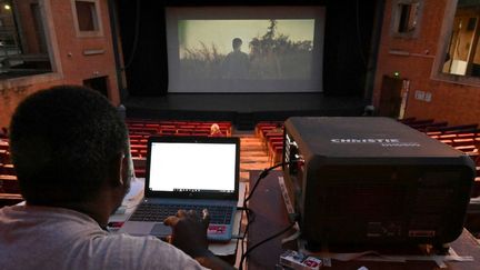 Abdoul Karim Souare prépare une séance de cinéma durant la 27e édition du festival Fespaco, le 21 octobre 2021. (ISSOUF SANOGO / AFP)