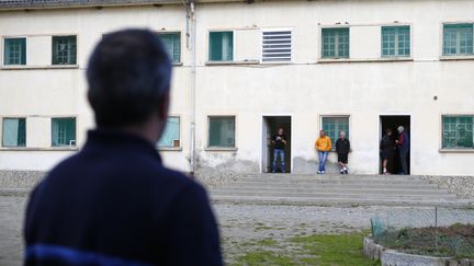 Un gardien observe des détenus, dans la prison ouverte de Casabianda, en Corse, le 9 février 2018. (PASCAL POCHARD-CASABIANCA / AFP)