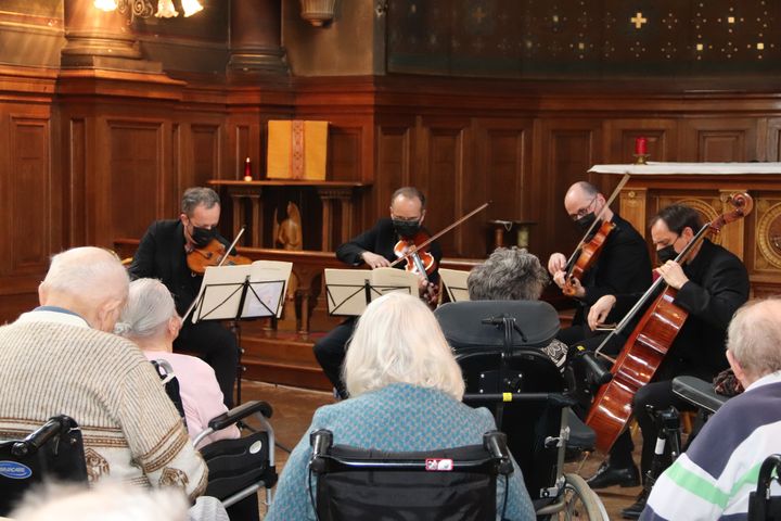 En attendant le dispositif de réalité virtuelle, l'orchestre de l'Opéra de Paris rencontre les retraités, ici de la maison de retraite Ferrari.&nbsp; (Opéra de Paris)