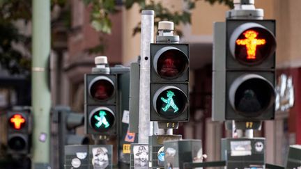 Des feux rouges (et verts) à Berlin, en septembre 2024. (JOHN MACDOUGALL / AFP)