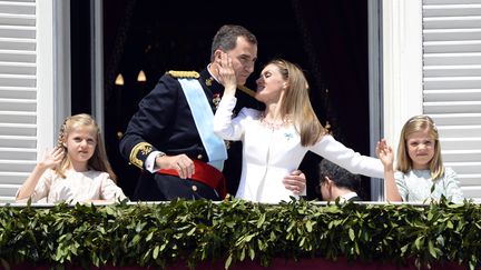 Le Roi Felipe VI d'Espagne, la reine&nbsp;Letizia&nbsp;et leurs deux filles au balcon du Palacio de Oriente de Madrid, le 19 juin&nbsp;2014 (GERARD JULIEN / AFP)