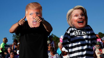 Un couple d'Américains se grime en Donald Trump et Hillary Clinton, le 23 octobre 2016, lors d'un meeting de campagne à Naples (Floride), aux Etats-Unis. (JONATHAN ERNST / REUTERS)