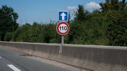 Un panneau de&nbsp;limitation de vitesse à 110 km/h sur la route à Paris, le 12 juillet 2020. (RICCARDO MILANI / HANS LUCAS / AFP)