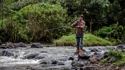 Un pêcheur à la&nbsp;mouche dans la rivière&nbsp;Mathioya, au Kenya, le 20 août 2021. (LUIS TATO / AFP)