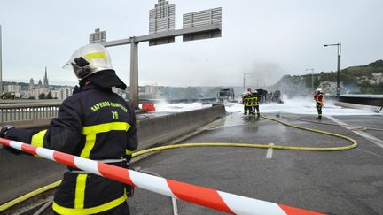 Les pompiers sont parvenus &agrave; venir &agrave; bout de l'incendie qui s'est d&eacute;clar&eacute;, le 29 octobre 2012, sur le pont Mathilde &agrave; Rouen (Seine-Maritime). (BORIS MASLARD / MAXPPP)