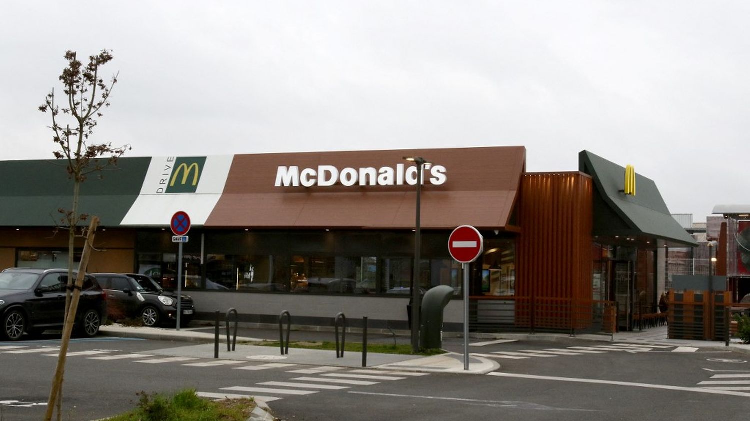 Een McDonald’s-restaurant in Angers is veroordeeld wegens discriminatie en morele intimidatie van een transgenderwerknemer