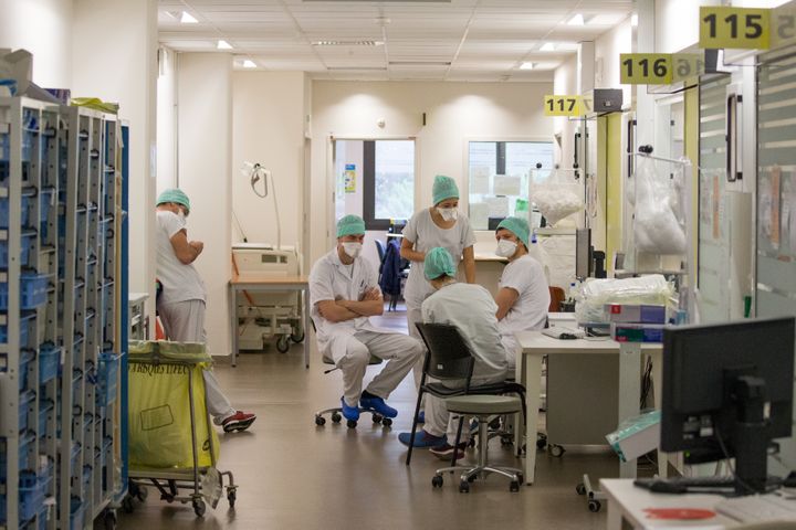 Des soignants font un point sur la situation dans l'unité de soins intensifs de l'hôpital Purpan, à Toulouse, le 21 avril 2020.&nbsp; (FREDERIC SCHEIBER / HANS LUCAS / AFP)