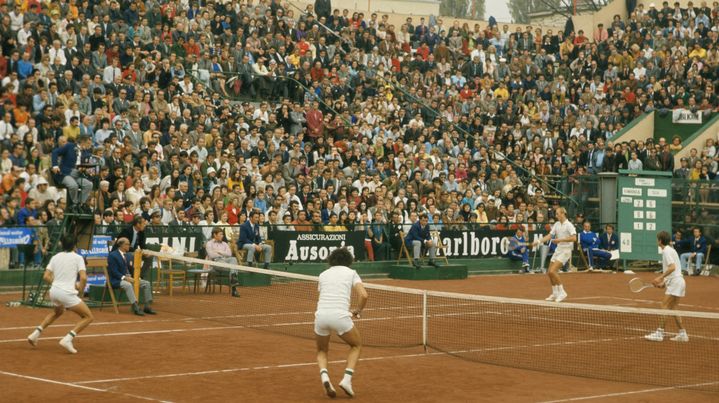 Le double de la finale de la Coupe Davis entre l'&eacute;quipe roumaine et les Etats-Unis, le 15 octobre 1972, &agrave; Bucarest (Roumanie). (JERRY COOKE / SPORTS ILLUSTRATED / GETTY IMAGES)