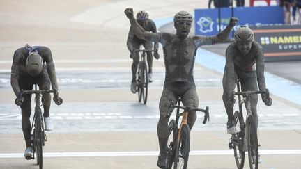 Sonny Colbrelli s'est imposé dimanche 2 octobre pour son premier Paris-Roubaix. (FRANCOIS LO PRESTI / AFP)