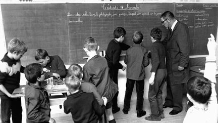 Une école de garçons en 1967. (année où la scolarité devient obligatoire jusqu'à 16 ans). (KEYSTONE-FRANCE / GAMMA-KEYSTONE)