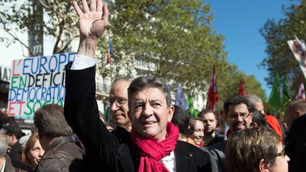 Jean-Luc M&eacute;lenchon se pr&eacute;pare &agrave; la manifestation contre l'aust&eacute;rit&eacute;, organis&eacute;e le 30 septembre 2012 &agrave; Paris.&nbsp; (BERTRAND LANGLOIS / AFP)