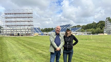 Alain Baraton, jardinier en chef, et Elena Secondo, responsable des parterres, devant les gradins des épreuves d'équitation des Jeux de Paris 2024, à Versailles. (MURIELLE GIORDAN / FRANCEINFO)