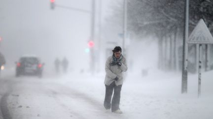 Une route enneigée à Caen (Calvados), après une tempête de neige, le 12 mars 2013. (CHARLY TRIBALLEAU / AFP)