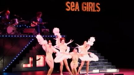 Les Sea girls, au Trianon, à Paris. (FRANCE 2)