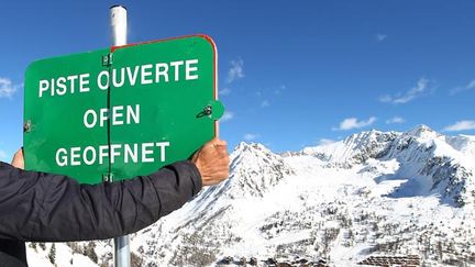 &nbsp; (Faute de neige et de froid, encore peu de panneaux d'ouverture de pistes sur les domaines français © MaxPPP)