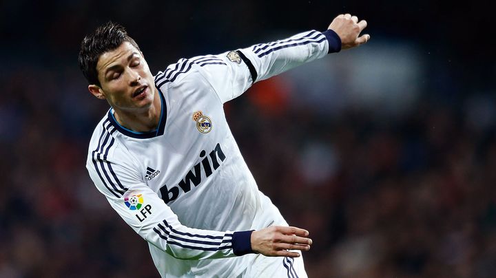 L'attaquant du Real Madrid, Cristiano Ronaldo, perd l'&eacute;quilibre lors d'un match de Liga contre l'Espanyol Barcelone, le 16 d&eacute;cembre 2012. (GONZALO ARROYO MORENO / GETTY IMAGES EUROPE)