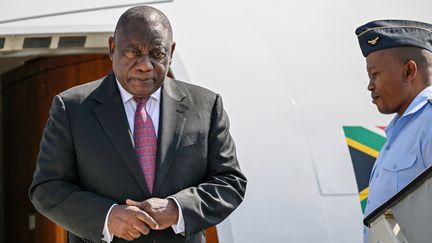 Le président de l'Afrique du Sud, Cyril Ramaphosa, à son arrivée à l'aéroport de Saint-Pétersbourg (Russie), le 17 juin 2023. (GRIGORY SYSOYEV / RIA NOVOSTI / AFP)