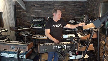 Avec son Moog project, Thierry Maillard a voulu retrouver la créativité des groupes des années 1970 / 1980 qui utilisaient largement les synthétiseurs et claviers analogiques. (France 3 Paris-Ile-de-France)