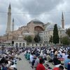 Des fidèles musulmans prient sur l'esplanade de la basilique Sainte-Sophie à Istanbul (Turquie), à l'occasion de la grande prière du vendredi, le 4 septembre 2020. (RAPHAEL GODET / FRANCEINFO)