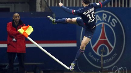 Le joueur du Paris Saint-Germain&nbsp;Zlatan Ibrahimovic shoote dans un poteau de corner pour c&eacute;l&eacute;brer son but face au FC Nantes enmatch de Ligue 1 &agrave; Paris, le 19 janvier 2014. (BENOIT TESSIER  / REUTERS)