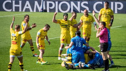 Les Rochelais célèbrent leur victoire lors de la demi-finale de la Champions Cup face au Leinster, le dimanche 2 mai 2021.&nbsp; (XAVIER LEOTY / AFP)