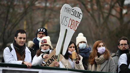 Une manifestation devant le siège de l'Union nationale des caisses d'assurance-maladie (Uncam), à Paris, le 27 janvier 2017. (PHILIPPE LOPEZ / AFP)