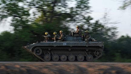 Un blindé de l'armée ukrainienne, le 20 mai 2023 près de Bakhmout (Russie). (SERGEY SHESTAK / AFP)