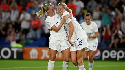 Alessia Rousso célèbre avec sa partenaire Beth Mead le septième but anglais, lors de la balade contre la Norvège lundi. (DAMIEN MEYER / AFP)