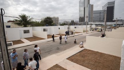 Ce qui reste de la Vila Autodromo, favela nichée juste devant le parc olympique de Rio de Janeiro (Brésil), le 29 juillet 2016. (MICHAEL KAPPELER / DPA)