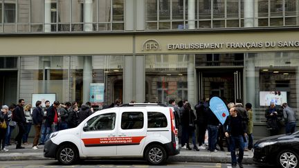 Des Franciliens patientent devant l'établissement français du sang, le 14 novembre 2015 à Paris. (BERTRAND GUAY / AFP)