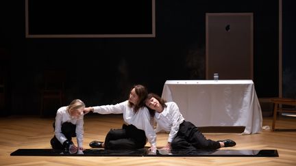 Coraly Zahonero (D), Clotilde de Bayser (C) et Anne Kessler (G) dans "Mémoire de fille" d'Annie Ernaux, adapté par Silvia Costa à la Comédie française. (MONIKA RITTERSHAUS / COLL COMEDIE FRANCAISE)