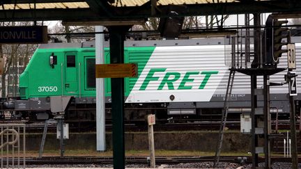 Une locomotive de fret en gare de Thionville (Moselle). (JULIO PELAEZ / MAXPPP)