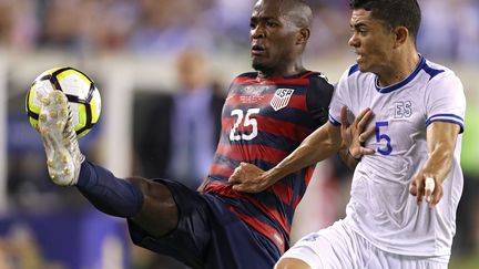 Darlington Nagbe (Etats-Unis) au duel avec Ivan Mancia (Salvador) (PATRICK SMITH / GETTY IMAGES NORTH AMERICA)