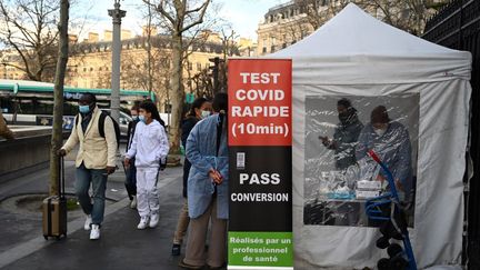 Un centre de dépistage sur les Champs-Elysées à Paris, le 31 décembre 2021.&nbsp; (ANTONIO BORGA / ANADOLU AGENCY / AFP)