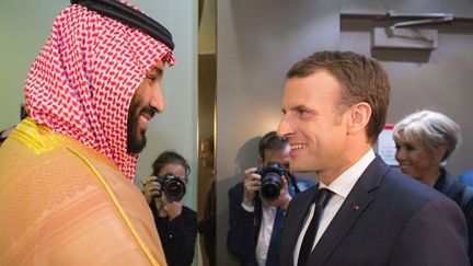 Le prince héritier, Mohammed Ben Salmane, salue Emmanuel Macron à son arrivée à Riyad (Arabie saoudite), jeudi 9 novembre 2017. (BANDAR ALGALOUD / SAUDI ROYAL CO / ANADOLU AGENCY)