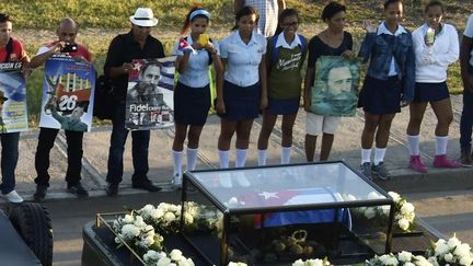 Arrivée de l'urne contenant les cendres du dirigeant cubain, Fidel Castro, le 4 décembre 2016, à sa dernière demeure, le cimetière Santa Ifigenia de Santiago de Cuba. (RODRIGO ARANGUA / AFP)