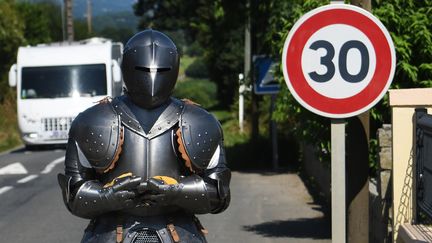 Le performeur Abraham Poincheval a parcouru 120 km en armure pour rejoindre Brest en seulement 10 jours.
 (Fred TANNEAU / AFP)