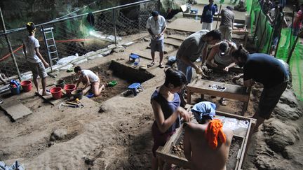 La grotte de Callao (Philippines) où ont été retrouvés les restes fossiles d'Homo luzonensis, ici le 9 août 2011.&nbsp; (ARMAND SALVADORE NUJARES / FLORENT DETROIT / AFP)